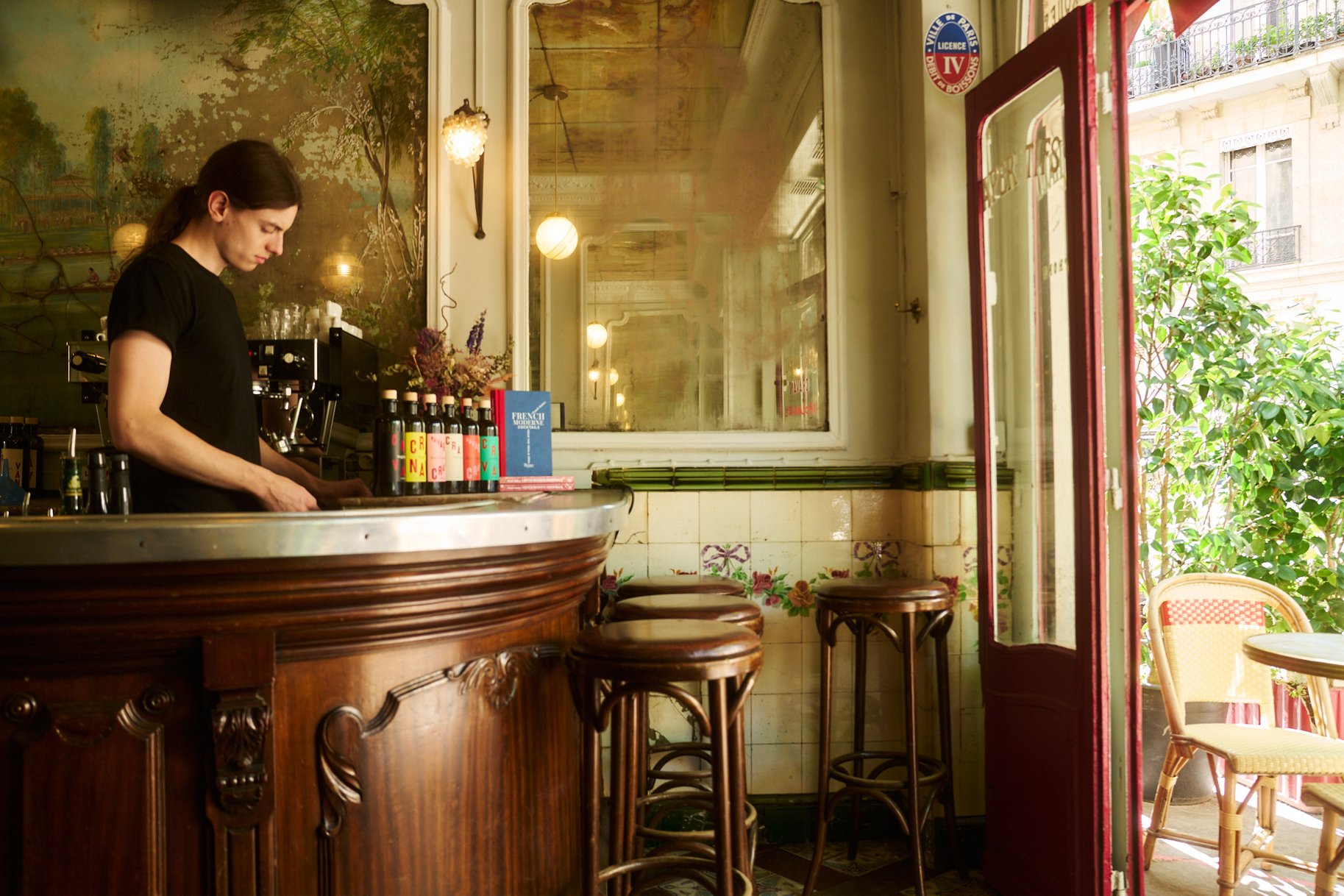 Best Places to Drink in Paris: Top Bars and Hidden Gems 2 Best Places to Drink in Paris: Top Bars and Hidden Gems