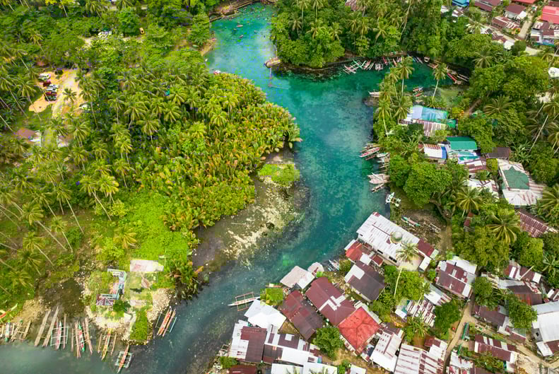 Đầm nước trong xanh như ngọc và những chiếc thuyền đánh cá bồng bềnh trên suối lạnh Bogac.  Surigao del Sur, Philippines.